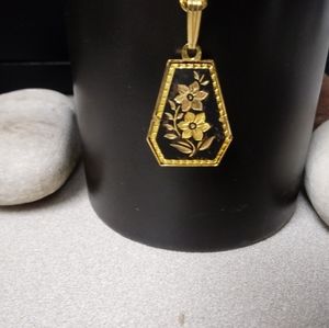 Detailed golden necklace.